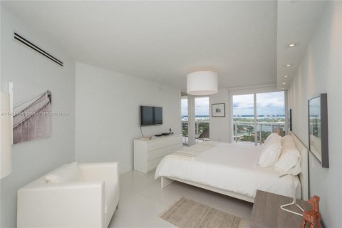 Condo in Miami Beach, Florida, 2 bedrooms  № 677354 - photo 13