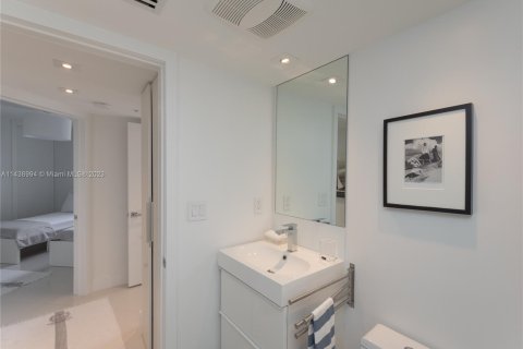 Condo in Miami Beach, Florida, 2 bedrooms  № 677354 - photo 19