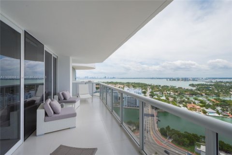 Condo in Miami Beach, Florida, 2 bedrooms  № 677354 - photo 1