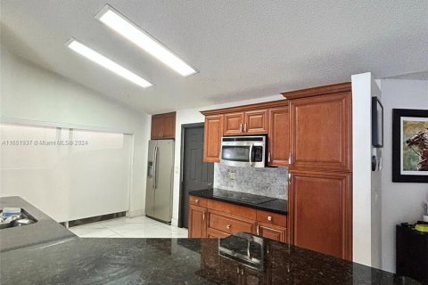 Casa en venta en Hialeah, Florida, 3 dormitorios, 133.5 m2 № 1352255 - foto 3