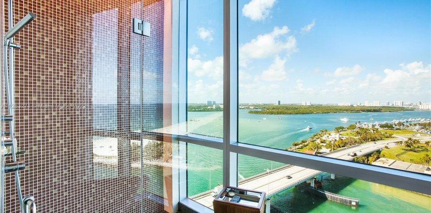 Condominio en Bal Harbour, Florida, 1 dormitorio  № 69948