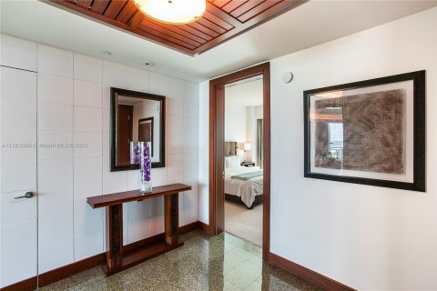 Condo in Bal Harbour, Florida, 1 bedroom  № 69950 - photo 10