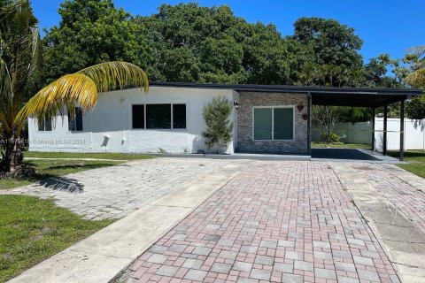 House in Pompano Beach, Florida 3 bedrooms, 104.24 sq.m. № 1389975 - photo 8