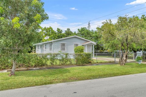 Villa ou maison à vendre à Miami, Floride: 3 chambres, 109.16 m2 № 1390017 - photo 1