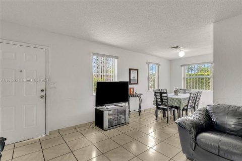 House in Miami, Florida 3 bedrooms, 109.16 sq.m. № 1390017 - photo 15