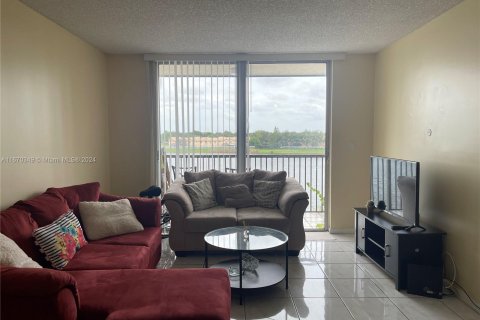 Condo in Miramar, Florida, 2 bedrooms  № 1389926 - photo 1