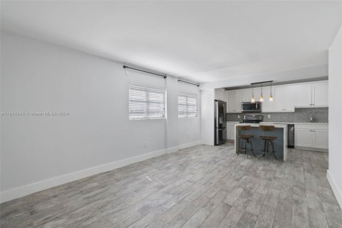 Condo in Miami Beach, Florida, 1 bedroom  № 1389925 - photo 5