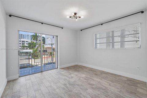 Condo in Miami Beach, Florida, 1 bedroom  № 1389925 - photo 8