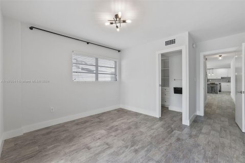 Condo in Miami Beach, Florida, 1 bedroom  № 1389925 - photo 10