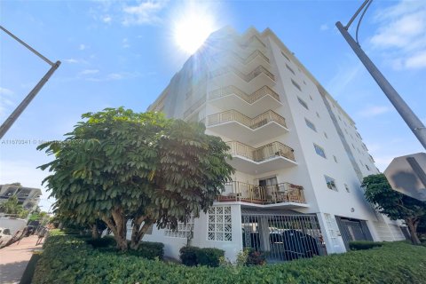 Condo in Miami Beach, Florida, 1 bedroom  № 1389925 - photo 19