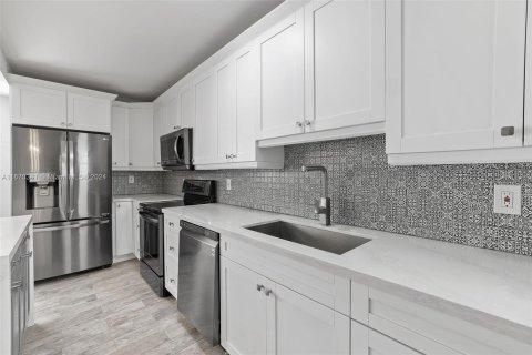 Condo in Miami Beach, Florida, 1 bedroom  № 1389925 - photo 2