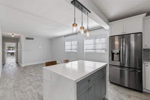 Condo in Miami Beach, Florida, 1 bedroom  № 1389925 - photo 1