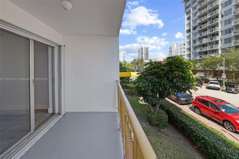 Condo in Miami Beach, Florida, 1 bedroom  № 1389925 - photo 13