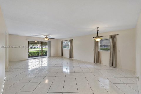 Copropriété à vendre à Pembroke Pines, Floride: 2 chambres, 140 m2 № 908980 - photo 2