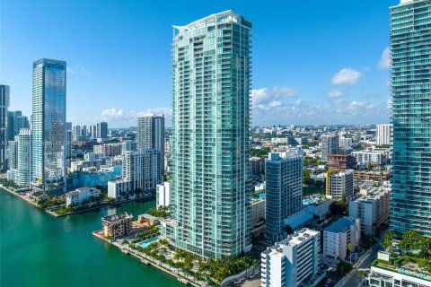 Condo in Miami, Florida, 1 bedroom  № 1387955 - photo 1