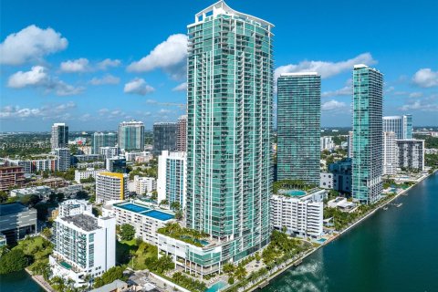 Condo in Miami, Florida, 1 bedroom  № 1387955 - photo 2