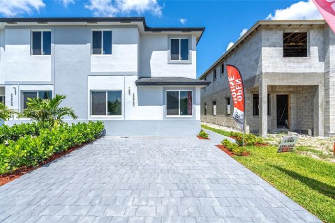 Villa ou maison à vendre à Miami, Floride: 5 chambres № 1387918 - photo 1