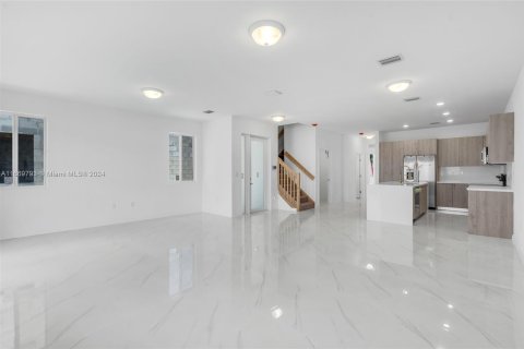 Casa en venta en Miami, Florida, 5 dormitorios № 1387918 - foto 3