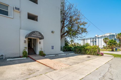 Condo in Fort Lauderdale, Florida, 2 bedrooms  № 1161889 - photo 1