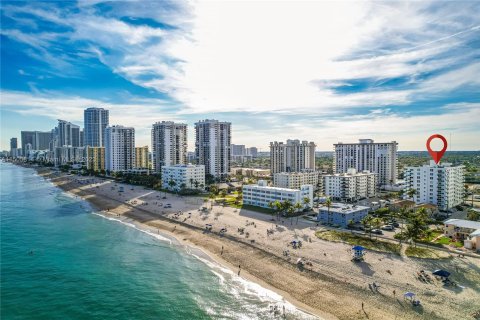 Condo in Hollywood, Florida, 2 bedrooms  № 920861 - photo 1