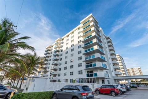 Condo in Hollywood, Florida, 2 bedrooms  № 920861 - photo 12