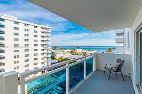 Condo in Hollywood, Florida, 2 bedrooms  № 920861 - photo 9