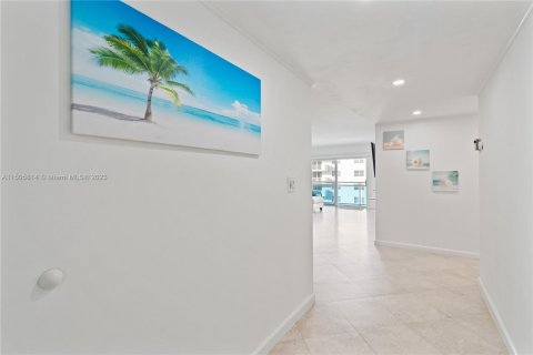 Condo in Hollywood, Florida, 2 bedrooms  № 920861 - photo 15