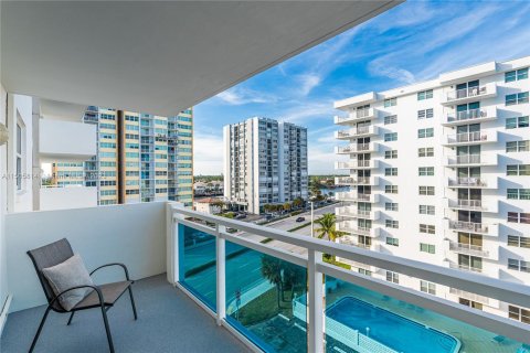 Condo in Hollywood, Florida, 2 bedrooms  № 920861 - photo 10