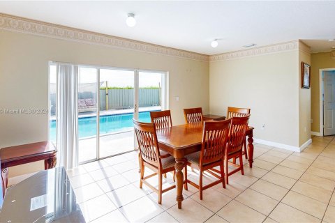 House in Miami, Florida 5 bedrooms, 215.44 sq.m. № 1270115 - photo 18