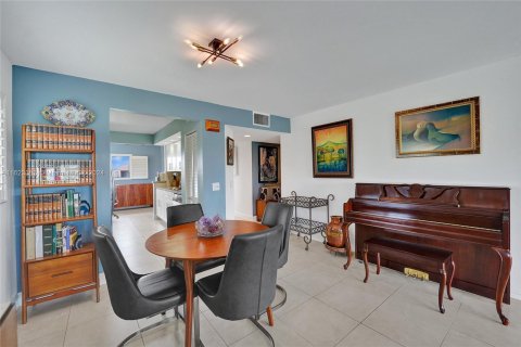 Copropriété à vendre à Pembroke Pines, Floride: 2 chambres, 142.42 m2 № 1270113 - photo 10