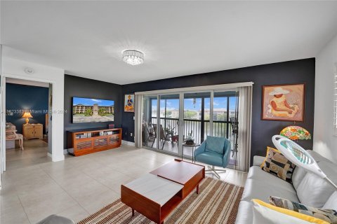 Copropriété à vendre à Pembroke Pines, Floride: 2 chambres, 142.42 m2 № 1270113 - photo 2