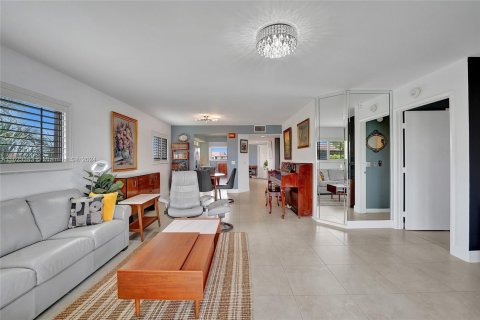 Copropriété à vendre à Pembroke Pines, Floride: 2 chambres, 142.42 m2 № 1270113 - photo 17