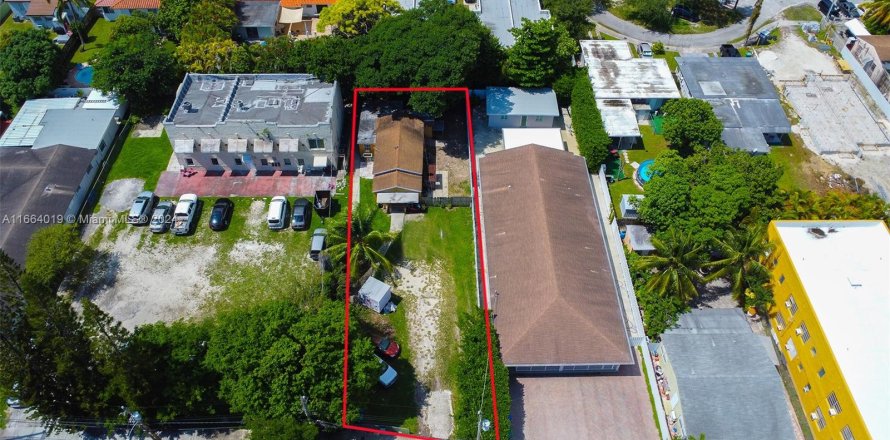 Commercial property in Miami, Florida № 1375887