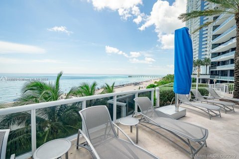 Condo in Sunny Isles Beach, Florida, 2 bedrooms  № 1385839 - photo 18