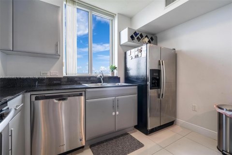 Condo in Miami, Florida, 2 bedrooms  № 1385838 - photo 11