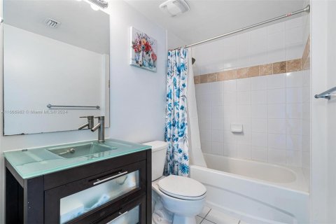 Condo in Miami, Florida, 2 bedrooms  № 1385838 - photo 21