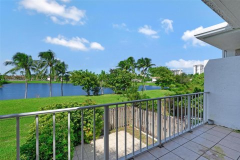 Townhouse in Hallandale Beach, Florida 3 bedrooms, 183.2 sq.m. № 1385867 - photo 1