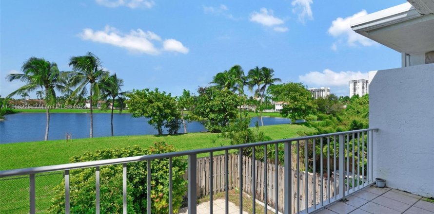 Townhouse in Hallandale Beach, Florida 3 bedrooms, 183.2 sq.m. № 1385867