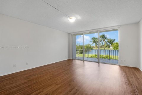 Townhouse in Hallandale Beach, Florida 3 bedrooms, 183.2 sq.m. № 1385867 - photo 5