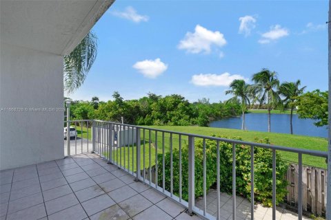 Townhouse in Hallandale Beach, Florida 3 bedrooms, 183.2 sq.m. № 1385867 - photo 28