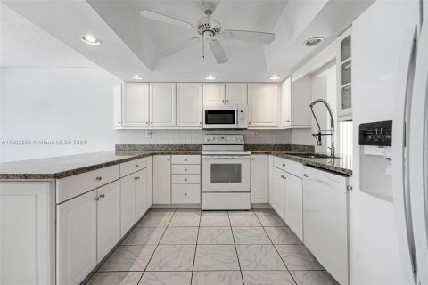 Townhouse in Hallandale Beach, Florida 3 bedrooms, 183.2 sq.m. № 1385867 - photo 14