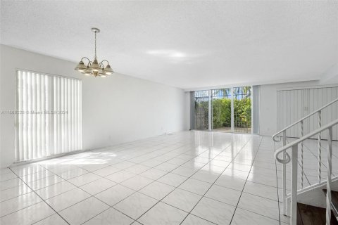 Townhouse in Hallandale Beach, Florida 3 bedrooms, 183.2 sq.m. № 1385867 - photo 23