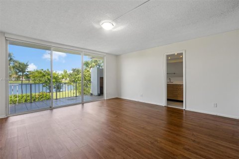 Townhouse in Hallandale Beach, Florida 3 bedrooms, 183.2 sq.m. № 1385867 - photo 6