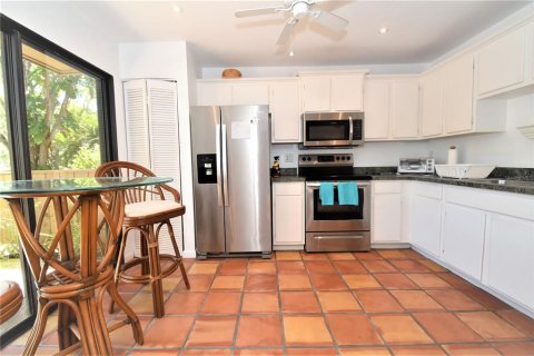 Condo in Sarasota, Florida, 1 bedroom  № 217592 - photo 5