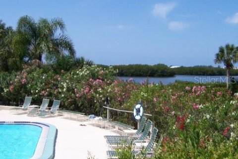 Condo in Sarasota, Florida, 1 bedroom  № 217592 - photo 13