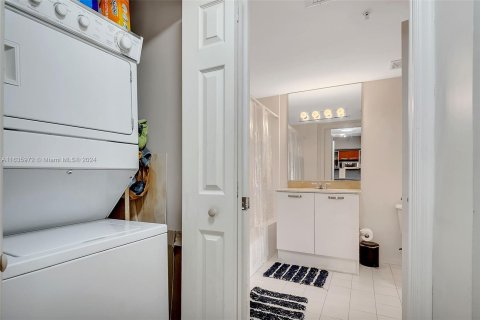 Condo in Coral Gables, Florida, 2 bedrooms  № 1305746 - photo 10