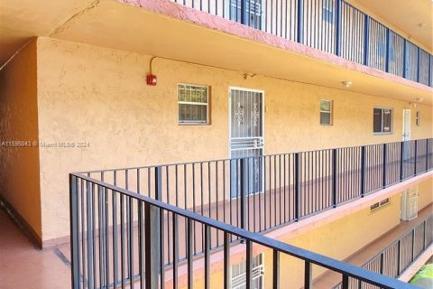 Condo in Hialeah, Florida, 1 bedroom  № 1206240 - photo 1