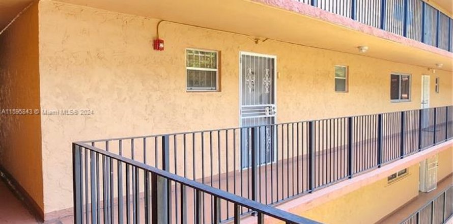 Condo in Hialeah, Florida, 1 bedroom  № 1206240