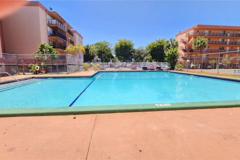 Condo in Hialeah, Florida, 1 bedroom  № 1206240 - photo 16