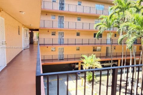 Condo in Hialeah, Florida, 1 bedroom  № 1206240 - photo 2